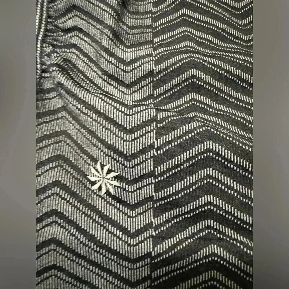 Athleta fast track crew short sleeve tee | Size Small | Black and Gray - Picture 4 of 7